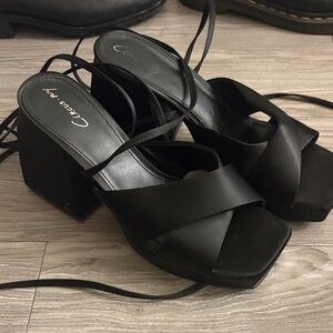 Circus by Sam Edelman Black Heeled Sandals with Straps